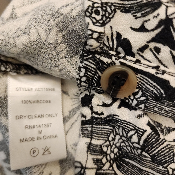 ASTR Cropped Square Neck Floral Blouse Black White Size Medium - Picture 14 of 16